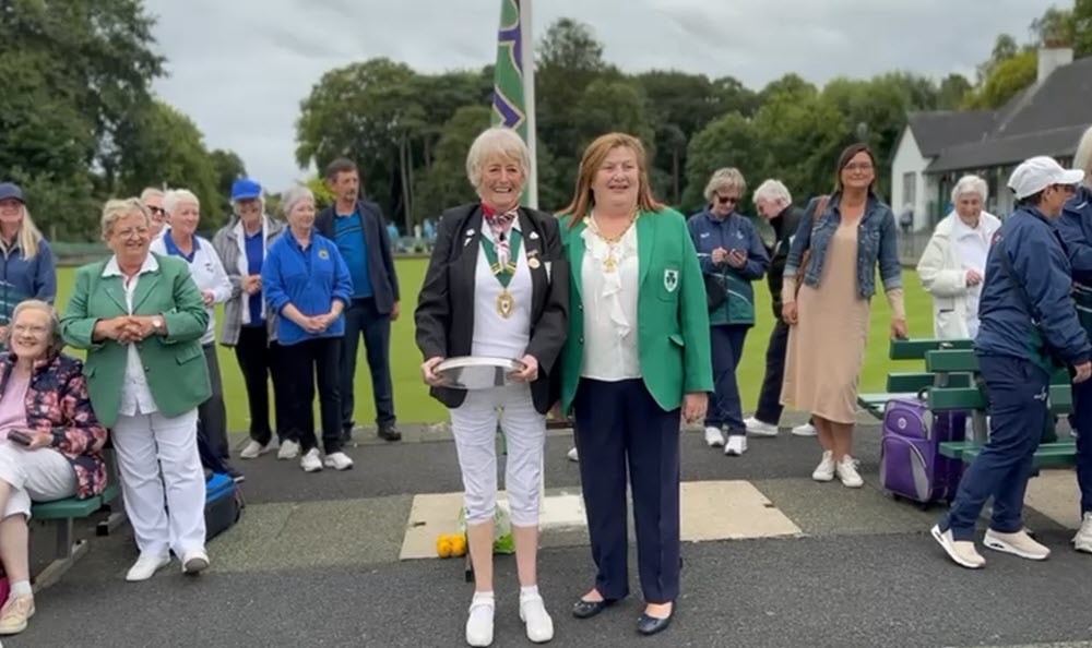 IWBA President Jacqui Connoly presents the Junior Winner Trophy to NIBA President Anne Poland